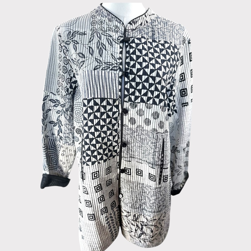 Harshita size Med black‎ & white Quilted silk geometrical design jacket